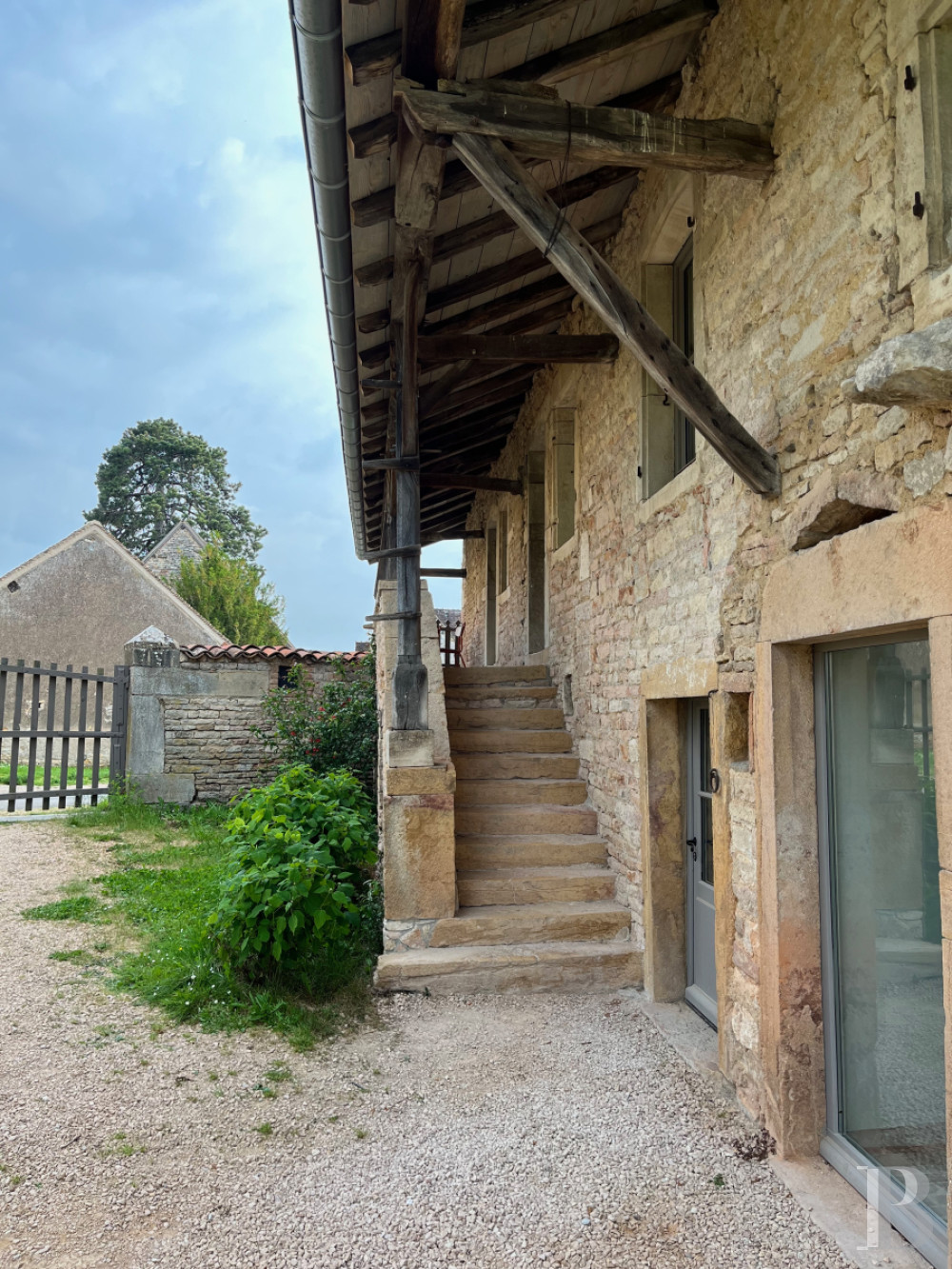 En Saône-et-Loire, dans le village de Lancharre, deux maisons du 17e siècle dans un domaine dédié à la villégiature - photo  n°24